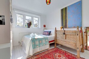 1 bedroom, desk, iron/ironing board, travel cot - Pass the Keys | Charming Ground Floor Flat with Free Parking (Cambridge)