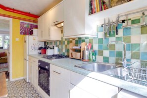 Kühlschrank, Mikrowelle, Ofen, Wasserkocher mit Kaffee-/Teezubehör