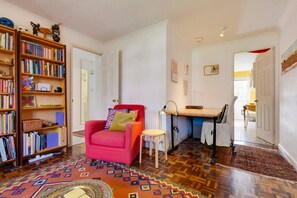 Books - Pass the Keys | Charming Ground Floor Flat with Free Parking (Cambridge)