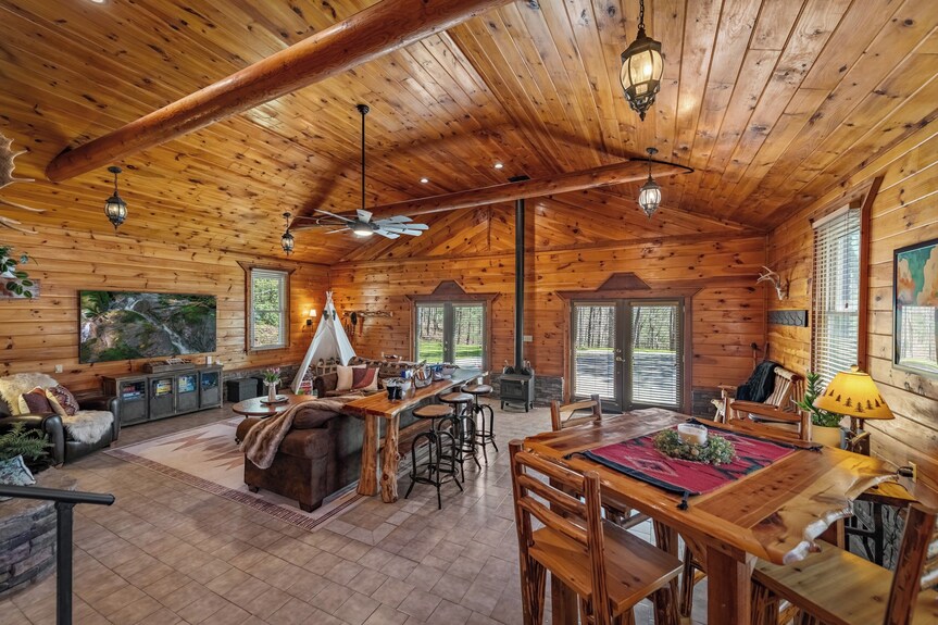 10 Acres, Sleeps 14 + Hot Tub + Sauna + Stocked Fishing Pond + Kayaks & More - Blue Ridge, GA
