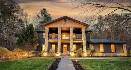 10 Acres, Sleeps 12 + Hot Tub + Sauna + Stocked Fishing Pond + Kayaks & More
