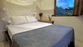 Quarto casal básico | Espaço de trabalho para notebook, Wi-Fi de cortesia