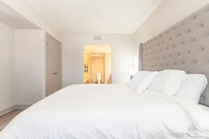 1 slaapkamer, een bureau, een strijkplank/strijkijzer, wifi