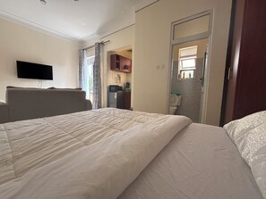 Relax in comfort with a large bed and flat-screen TV, plus a convenient kitchenette.