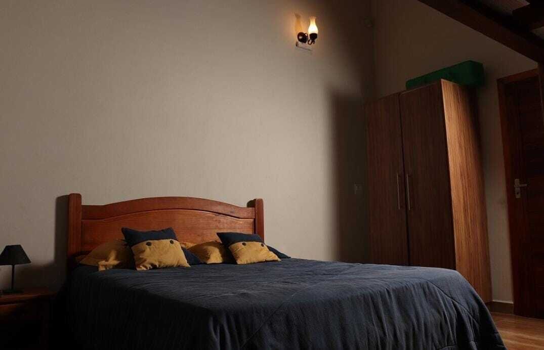 4 slaapkamers, een bureau, een strijkplank/strijkijzer, reisbedje