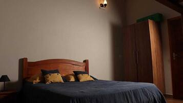 4 slaapkamers, een bureau, een strijkplank/strijkijzer, reisbedje