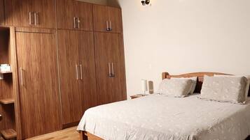 4 slaapkamers, een bureau, een strijkplank/strijkijzer, reisbedje