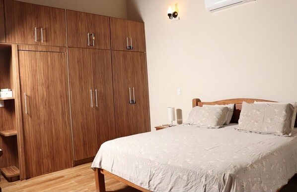 4 Schlafzimmer, Schreibtisch, Bügeleisen/Bügelbrett, Reisekinderbett