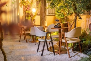 Outdoor dining - Yefeng Hotel (Guangzhou)