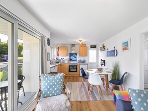 Unclassified image, 4 of 18, button