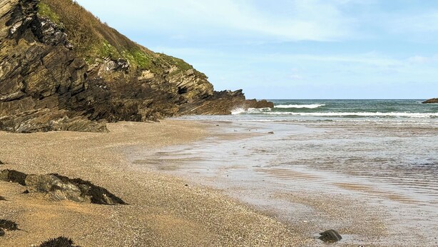 A rocky coastline with a pebbly beach and a cliff. - 2 bedroom accommodation in Newquay (Newquay)