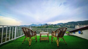 Habitación cuádruple de lujo, balcón, vista a la montaña | Terraza o patio