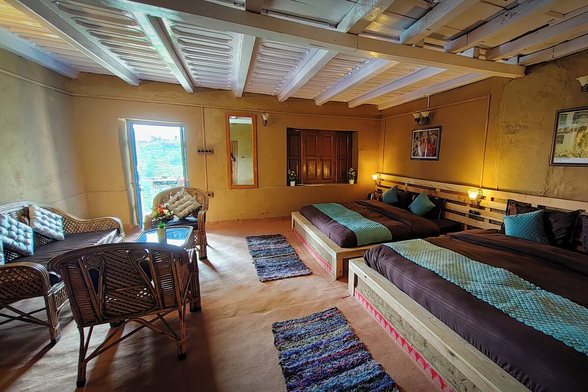 Habitación cuádruple de lujo, balcón, vista a la montaña | 1 habitación, escritorio y espacio para trabajar con laptop