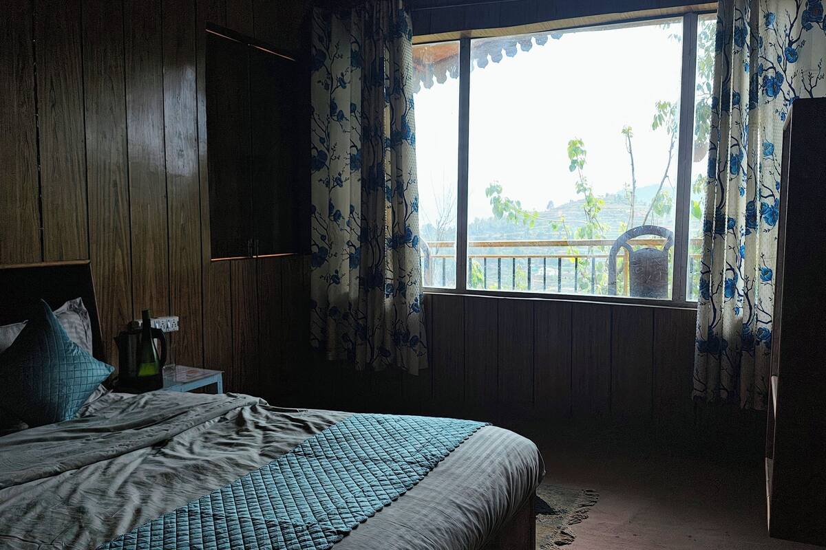 Habitación básica doble, balcón, vista a la montaña | Vista desde la habitación