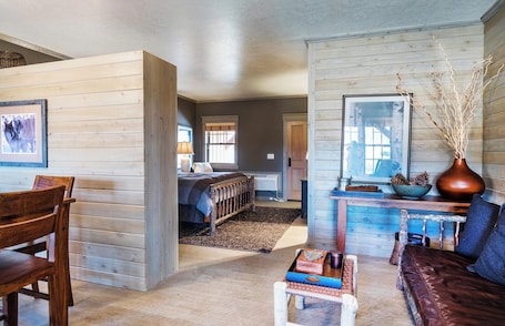 1 bedroom, travel crib, WiFi, bed sheets. Cabin 8 at the Charming Rustic Almo Inn near City of Rocks and Castle Rock Park