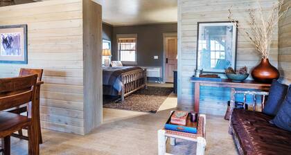 Cabin 8 at the Charming Rustic Almo Inn near City of Rocks and Castle Rock Park