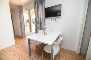 Dining - 63 Three-bedroom mobile home with SPA tickets (Catez ob Savi)
