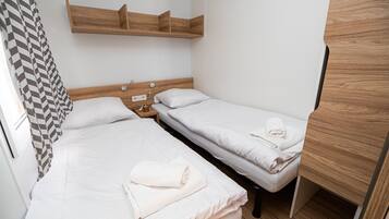 3 bedrooms, internet, bed sheets