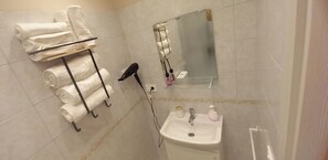 Doccia, asciugacapelli, asciugamani, sapone