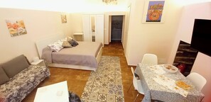 1 habitación, tabla de planchar con plancha, wifi gratis y ropa de cama