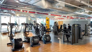 Una palestra con tapis roulant, ellittiche e macchinari per pesi.