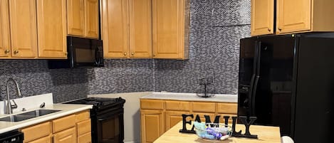 Mikrovågsugn, ugn, spishäll och diskmaskin