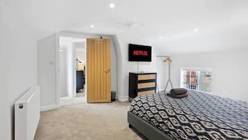 4 bedrooms, iron/ironing board, WiFi