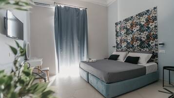 Desk, soundproofing, free WiFi