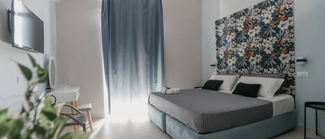 Desk, soundproofing, free WiFi