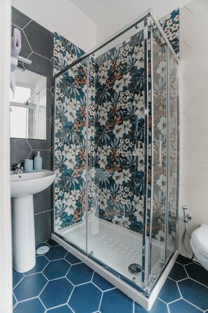 Shower, hair dryer, bathrobes, towels - DOMUS MARINA Rooms (Naples)