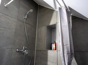 Toalhas de banho, papel higiênico