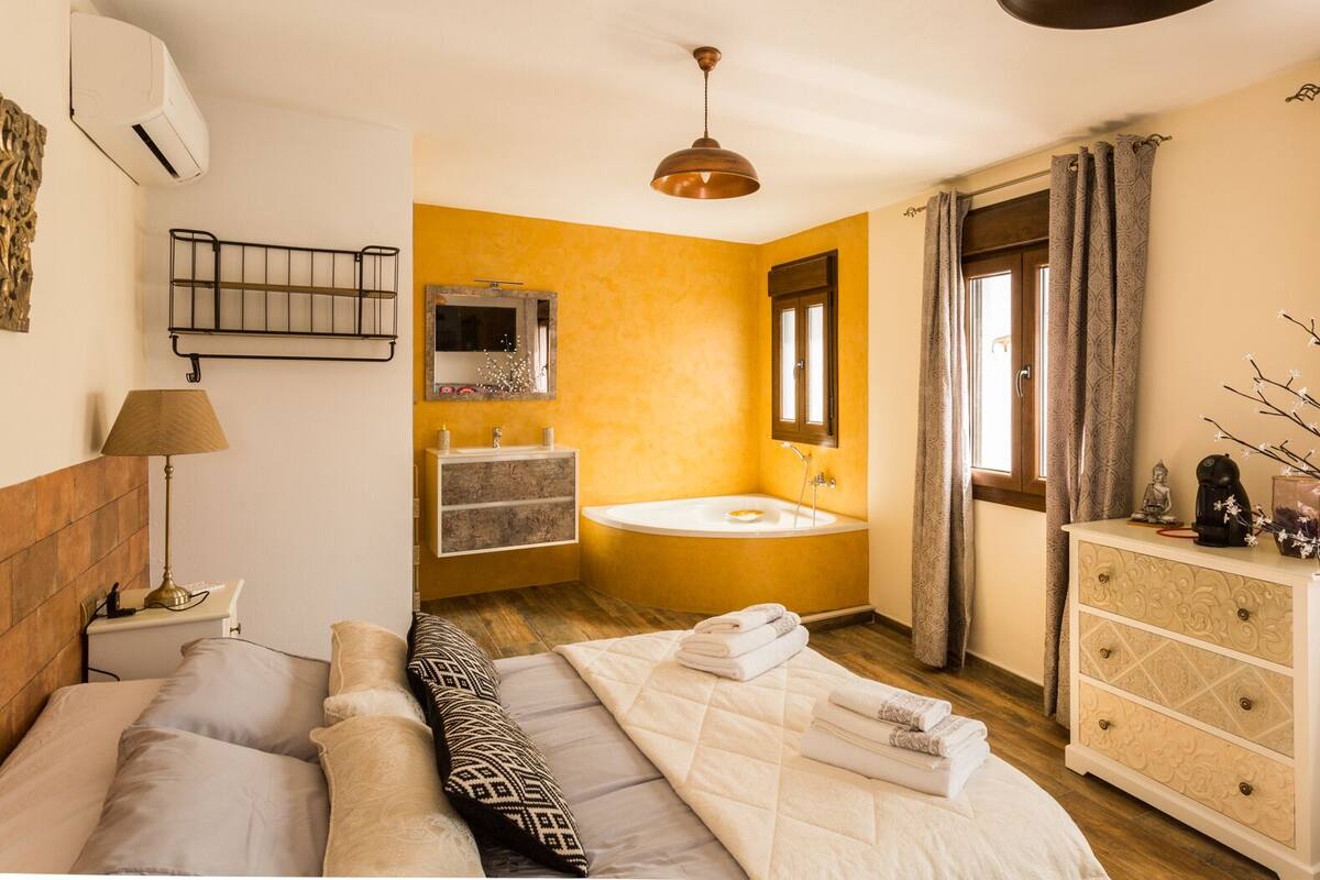 Deluxe Suite, Private Bathroom, City View (impresionante) | Free WiFi