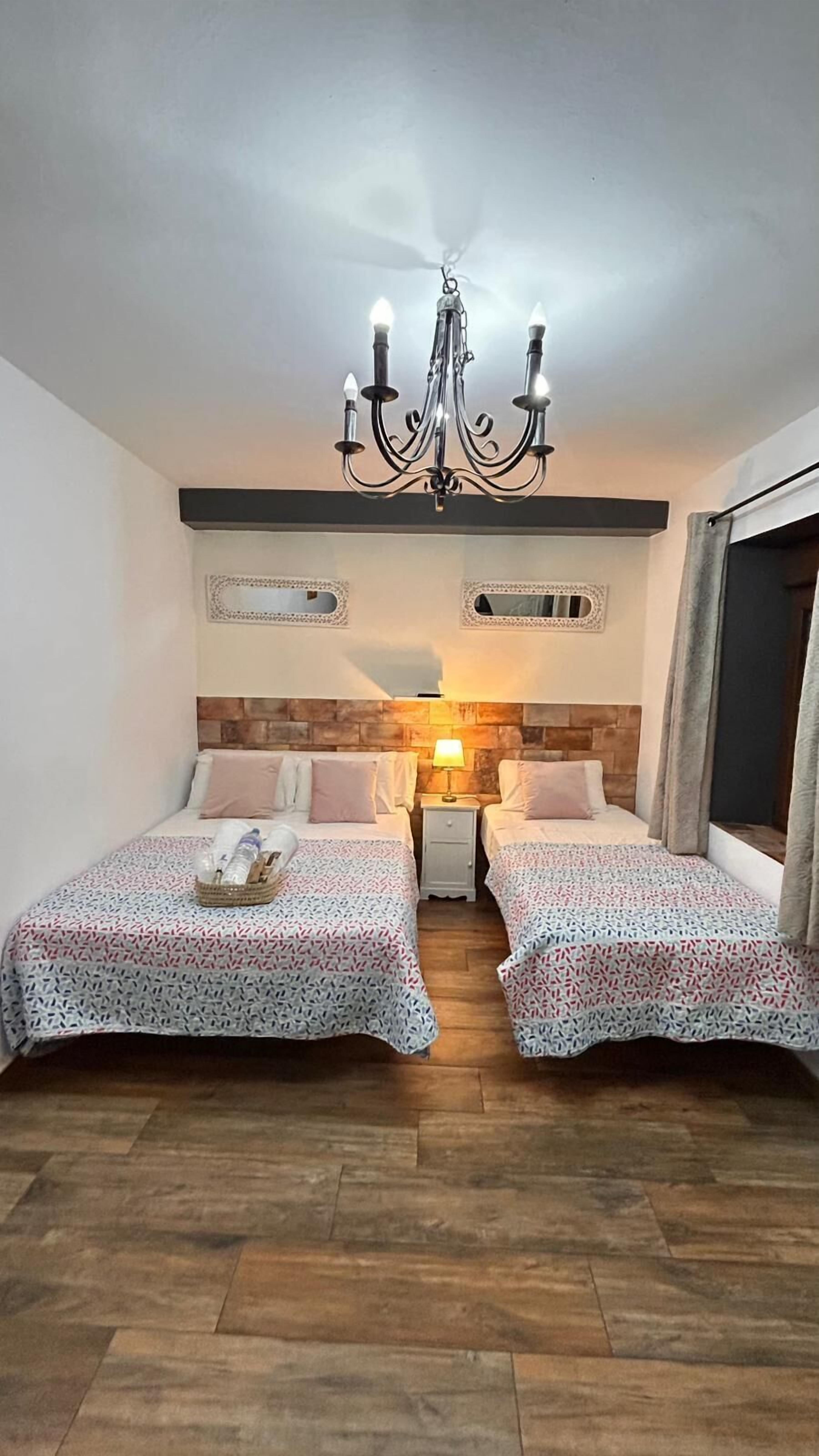 Kamar Triple Keluarga, kamar mandi pribadi, pemandangan halaman (una gran ducha) | Wi-Fi gratis