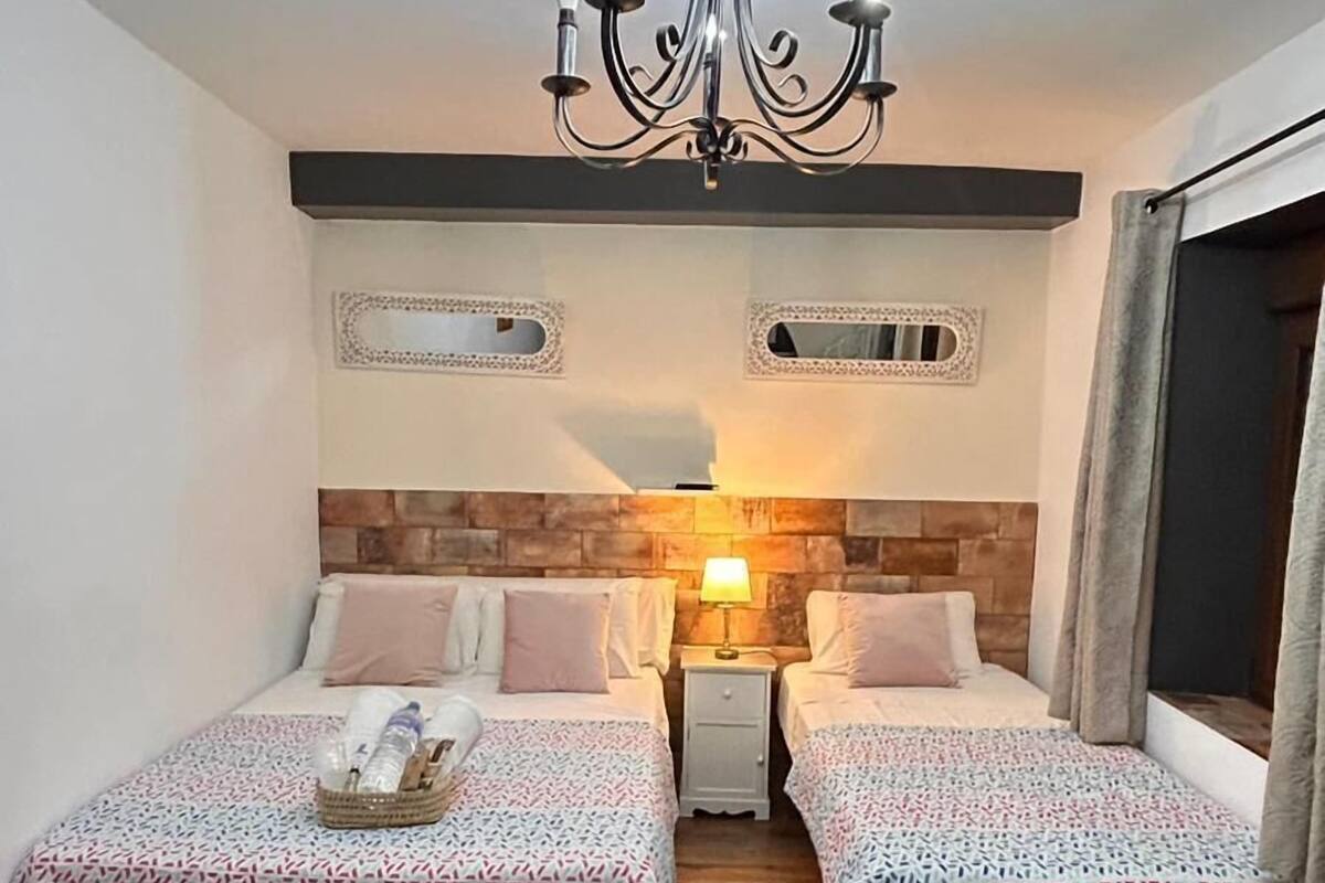 Family Triple Room, Private Bathroom, Courtyard View (una gran ducha) | Free WiFi