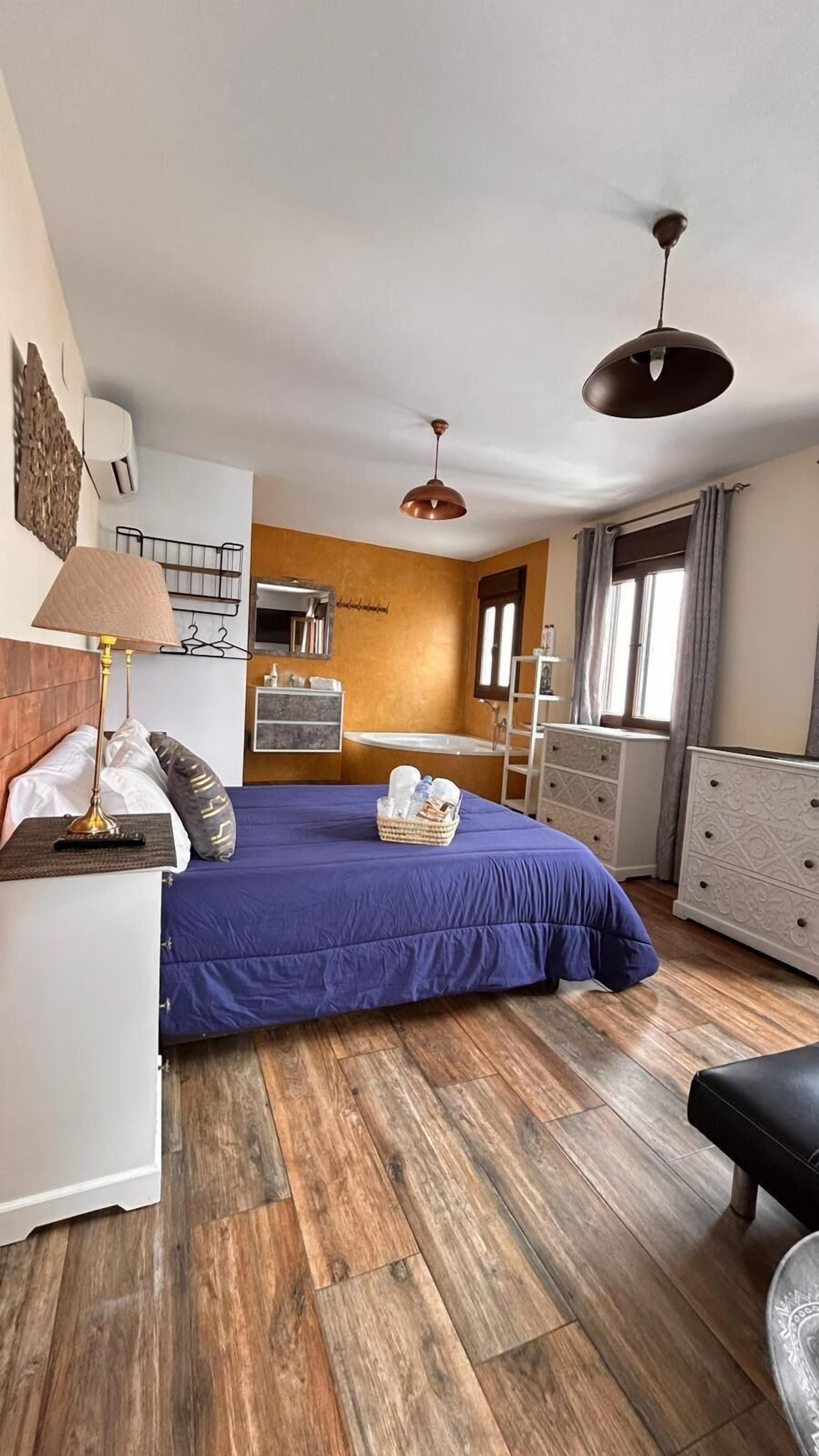 Deluxe Suite, Private Bathroom, City View (impresionante) | Free WiFi