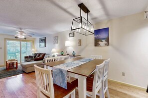 Interior - Beachaven pet friendly condo w/community pool, patio, close to restaurants (Rehoboth Beach)