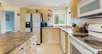 Beautiful house w/ mountain views, fireplace, balcony, bbq, gameroom, w/d, a/c