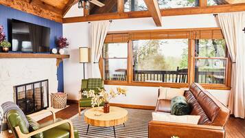 TV connectée, cheminée, baby-foot, livres