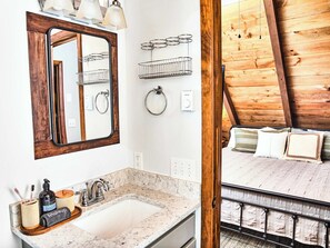 3 bedrooms, desk, WiFi, bed sheets - Cabin Retreat With Mountain and Water Views!! Foosball, Fire Pit, AC (Fleetwood)