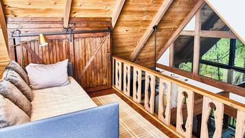 TV connectée, cheminée, baby-foot, livres