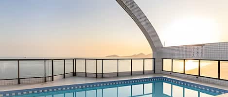 Appartamento | Piscina | Piscina all'aperto, ombrelloni da piscina, lettini