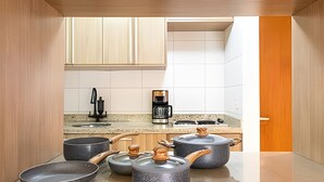 A modern kitchen with granite countertops, a coffee maker, and stoneware pots. - ARK Houses - Flat Standard Vista-Mar c/ Piscina na Cobertura (Santos)