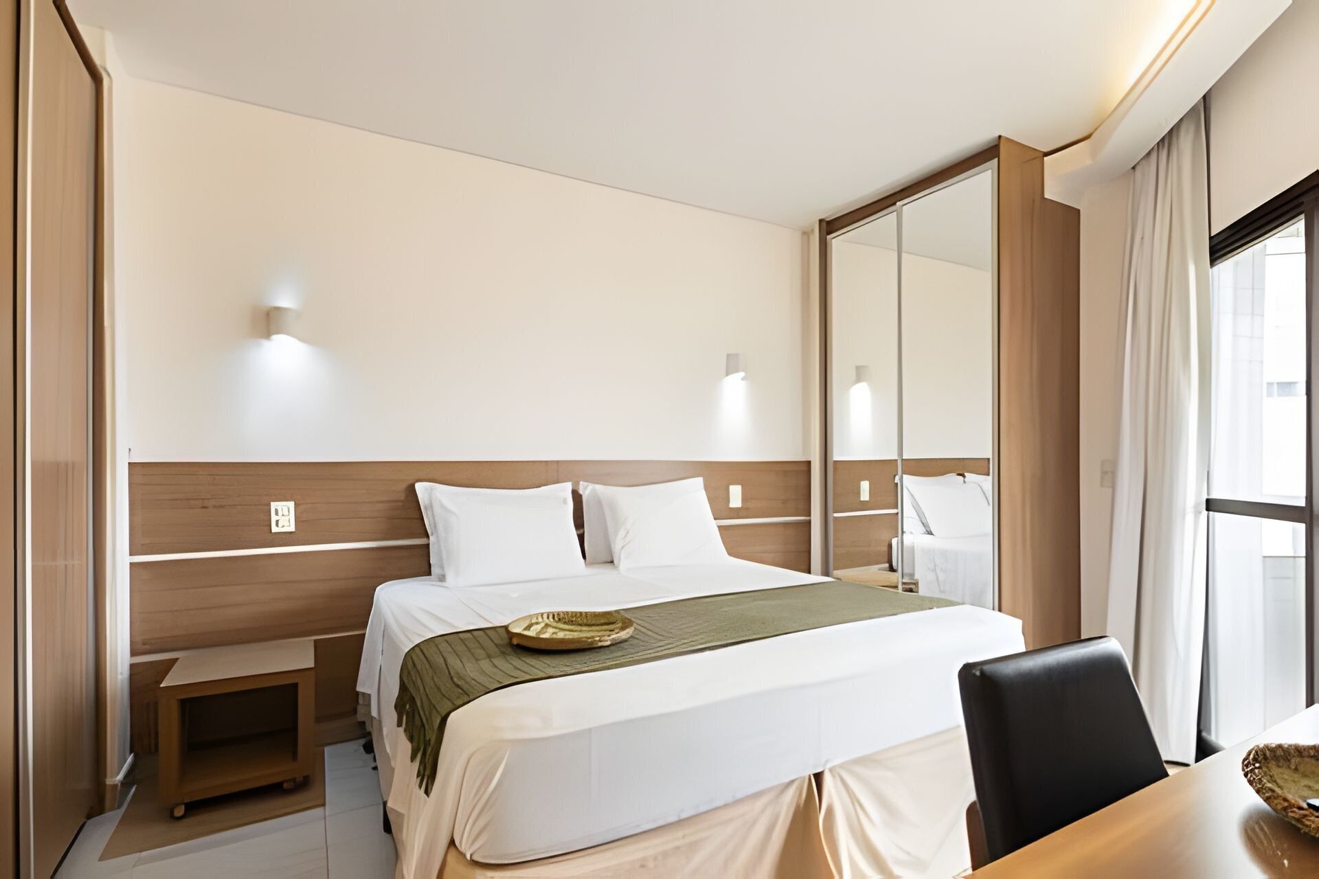 خزنة داخل الغرفة ومكتب ومساحة عمل للكمبيوتر المحمول وستائر تعتيم