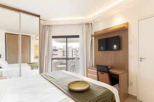 Apartment | In-room safe, desk, laptop workspace, blackout drapes