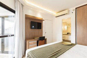 Apartment | Zimmersafe, Schreibtisch, laptopgeeigneter Arbeitsplatz