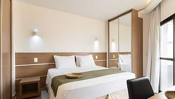 Apartment | In-room safe, desk, laptop workspace, blackout drapes