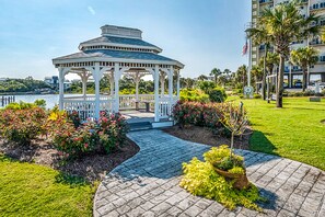 Property grounds - Cozy beachfront condo with private balcony, shared pool & beach access (Panama City Beach)