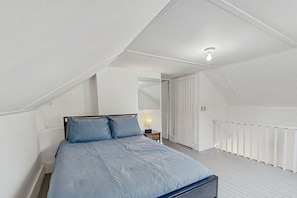 3 bedrooms, iron/ironing board, internet, bed sheets
