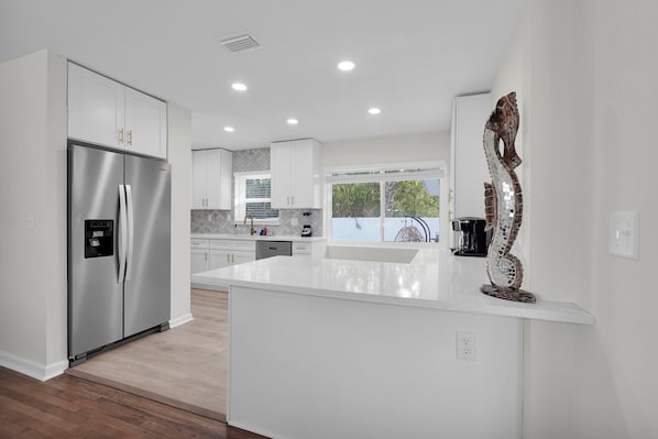 Frigorífico, microondas, horno y lavavajillas