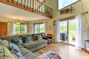 Smart TV, fireplace, ping pong, books